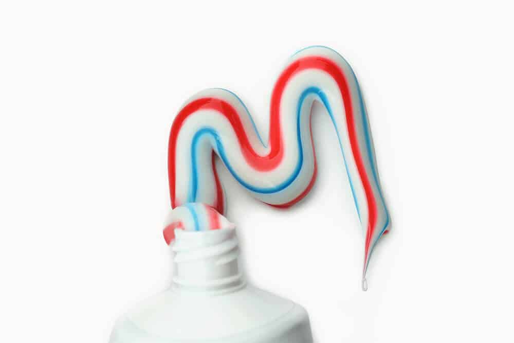 pasta de dientes de colores rayada