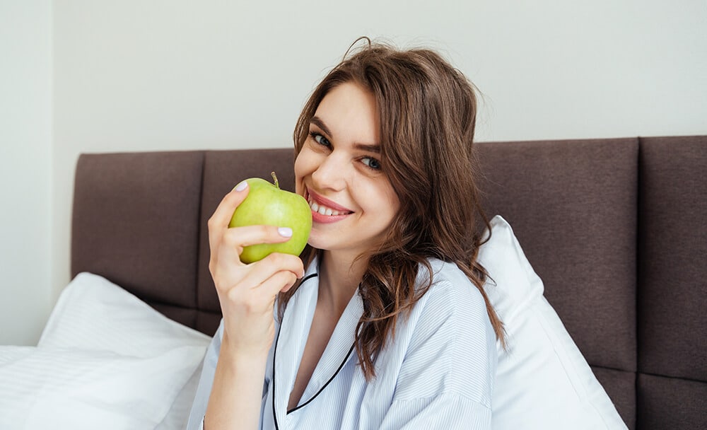 alimentos buenos para los dientes manzana y frutas